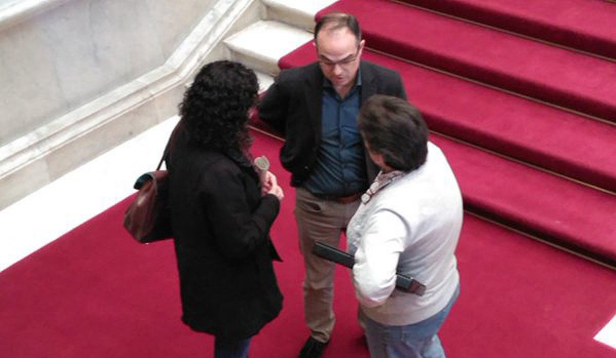 Gabriela Serra conversant amb Marta Rovira i Jordi Turull
