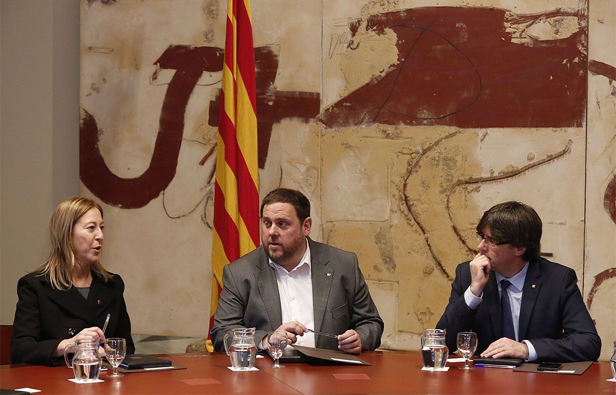 Carles Puigdemont, Neus Munté i Oriol Junqueras al consell executiu