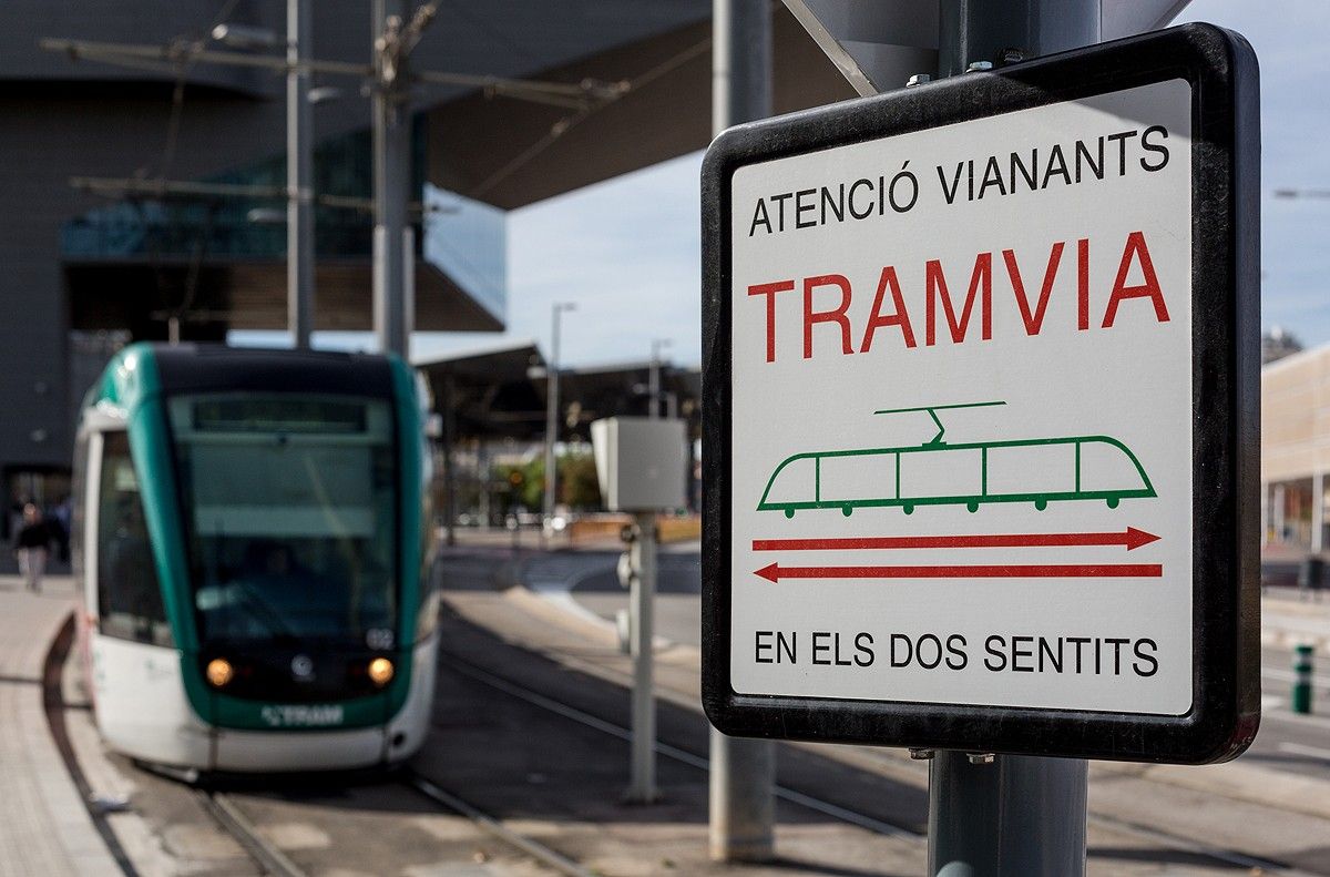 Un tramvia circulant per la plaça de les Glòries.