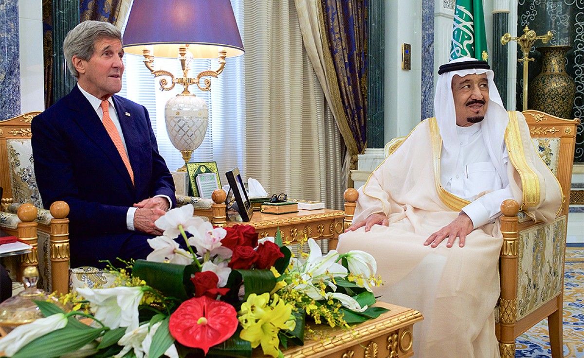 El rei Salman amb John Kerry, secretari d'estat dels EUA