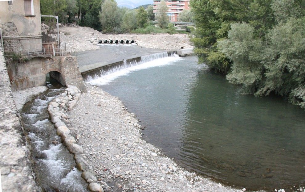 La construcció al marge del riu per facilitar als peixos la remuntada a la resclosa del Pla de Ripoll.
