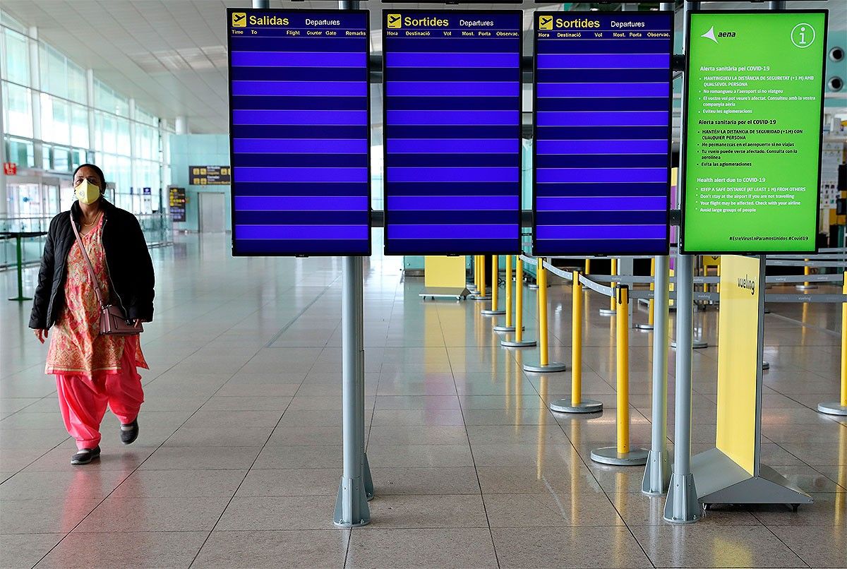 Una dona, a la termina buida de l'aeroport del Prat