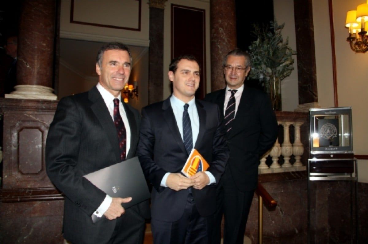 Luis Conde, a la dreta, amb Albert Rivera i l'empresari Borja García-Nieto al Círculo Ecuestre