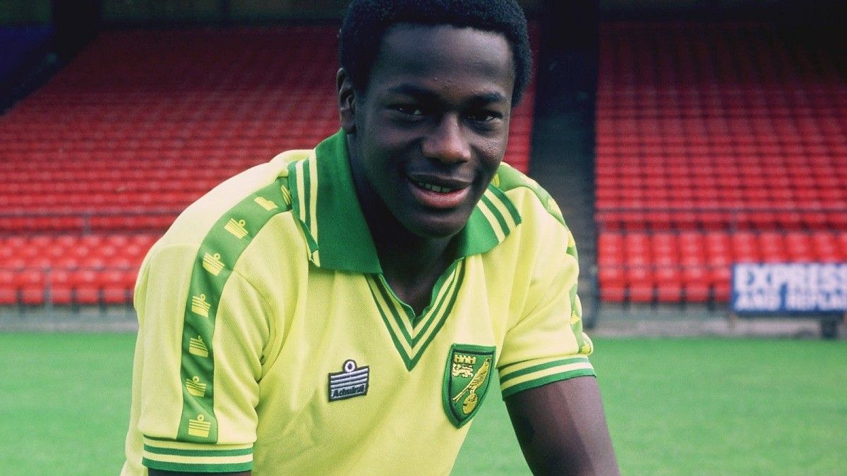 Un jove Justin Fashanu vestit amb la samarreta del Norwich City, l’equip amb el que va debutar als 17 anys