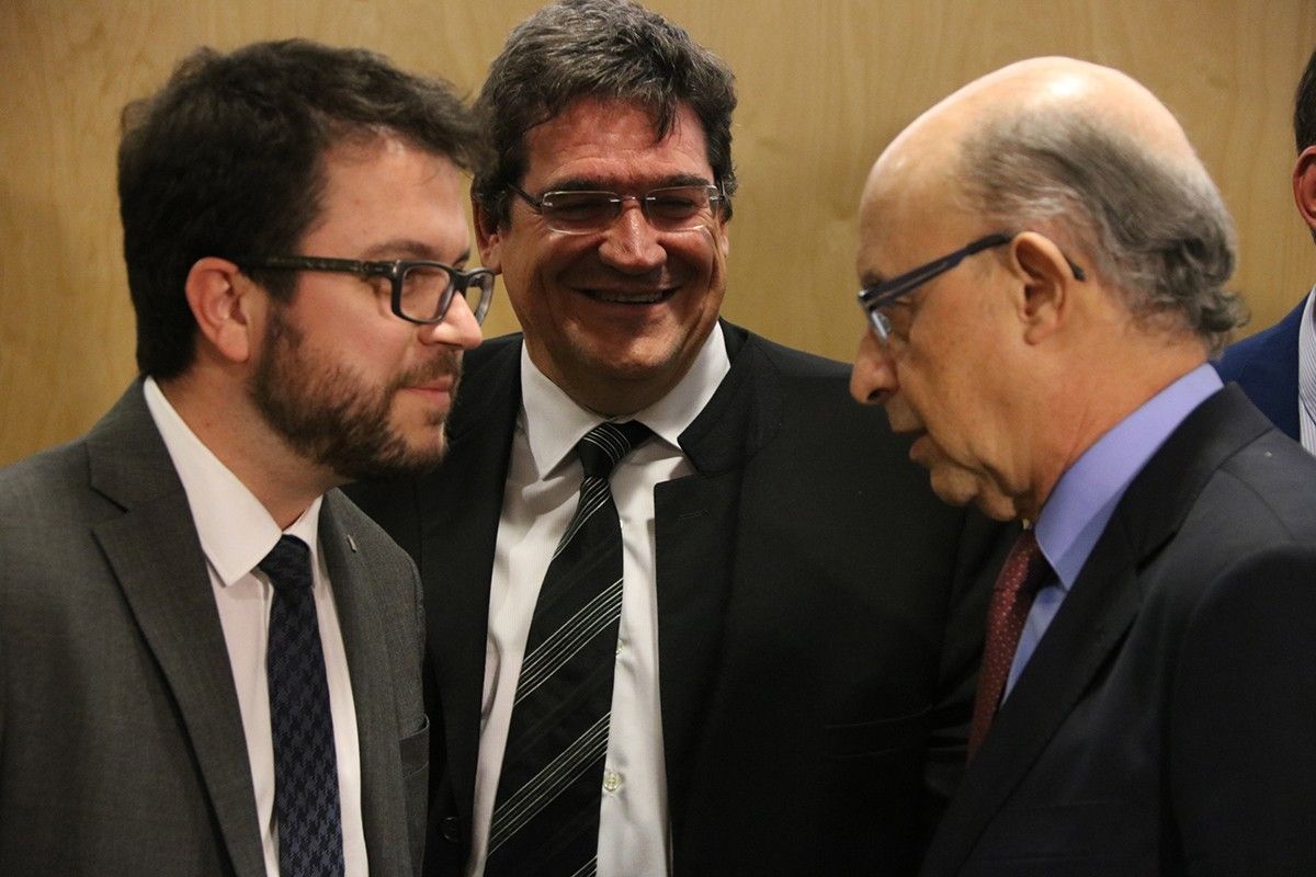 El previsible nou vicepresident i conseller d'Economia, Pere Aragonès, parlant amb Cristóbal Montoro, en una imatge d'arxiu.