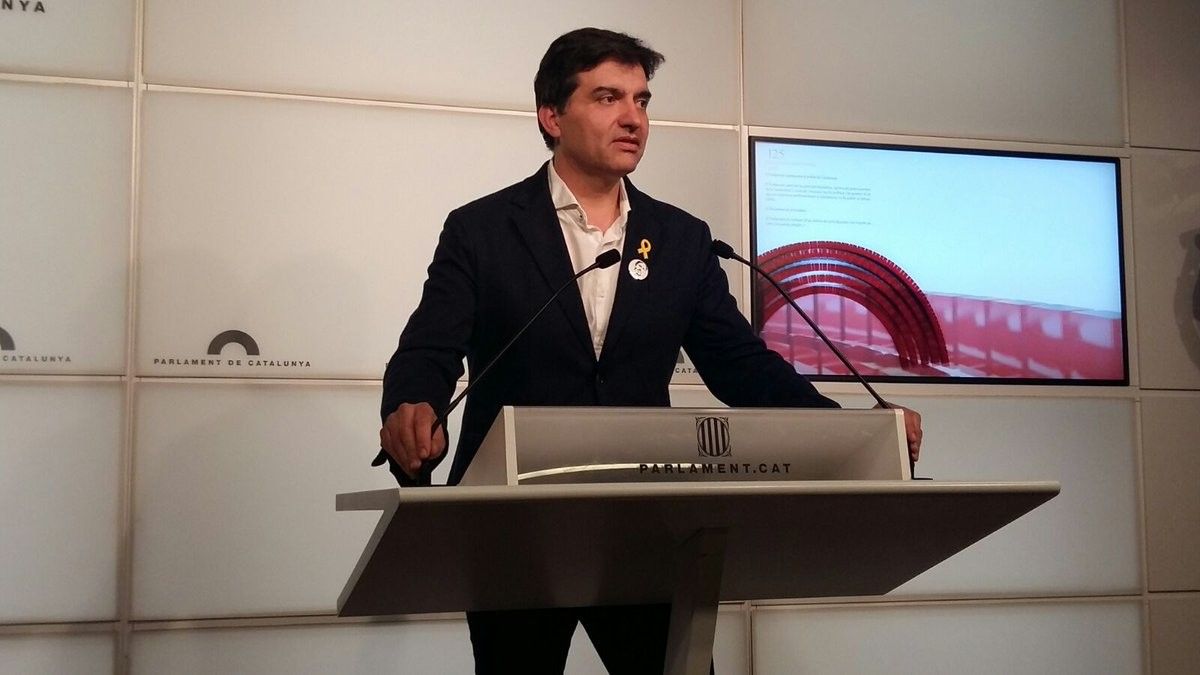 El portaveu d'ERC, Sergi Sabrià, en roda de premsa al Parlament