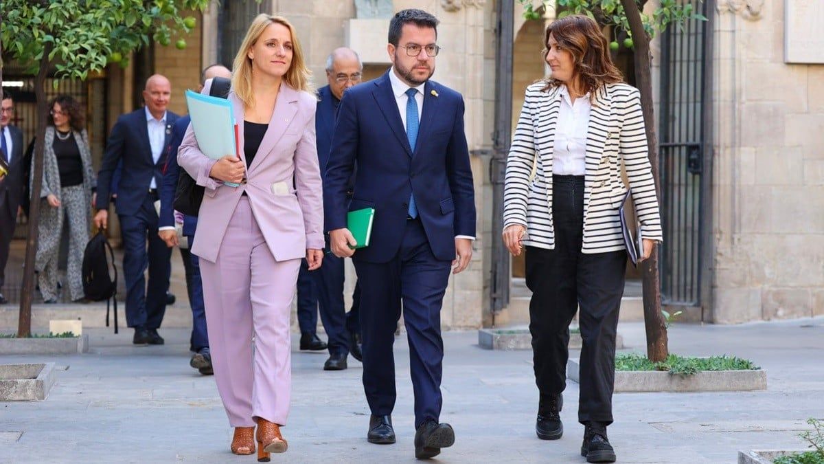 Aragonès, Natàlia Mas i Laura Vilagrà, abans d'una reunió del Govern.