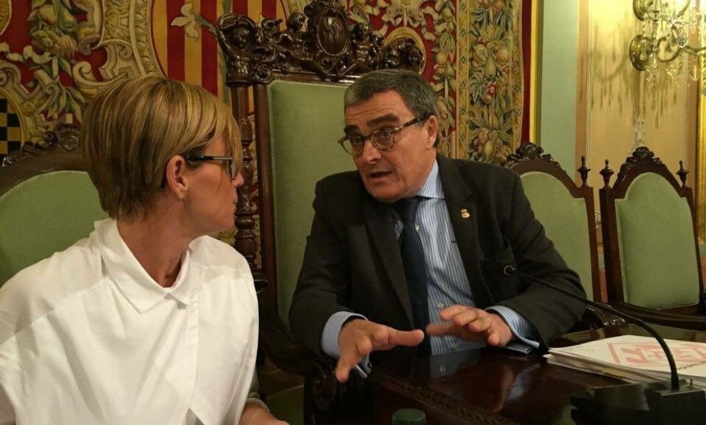 Àngel Ros conversant amb Montse Mínguez, al ple de Lleida