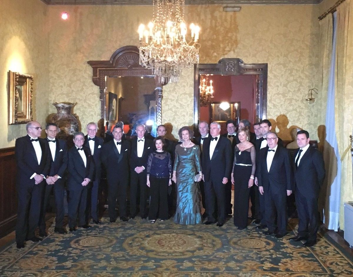 La junta del Cercle amb la reina emèrita Sofia, l'any passat. 