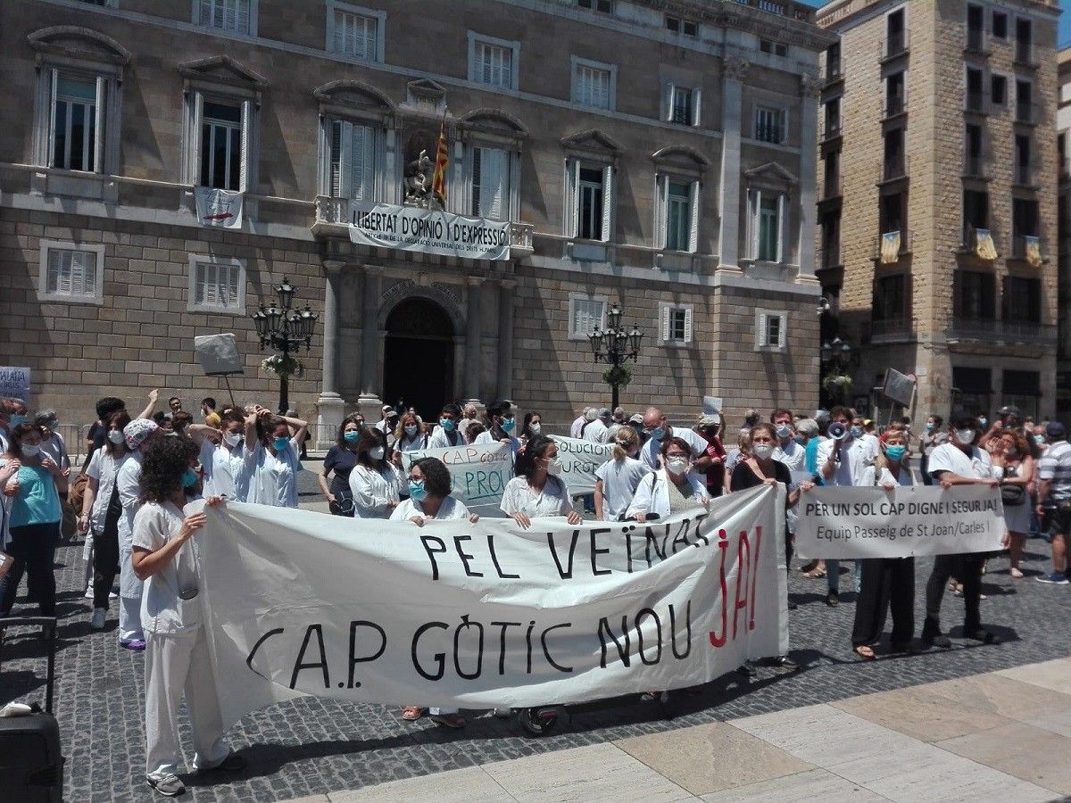 Treballadors de diversos CAP de Barcelona es manifesten a la plaça de Sant Jaume.