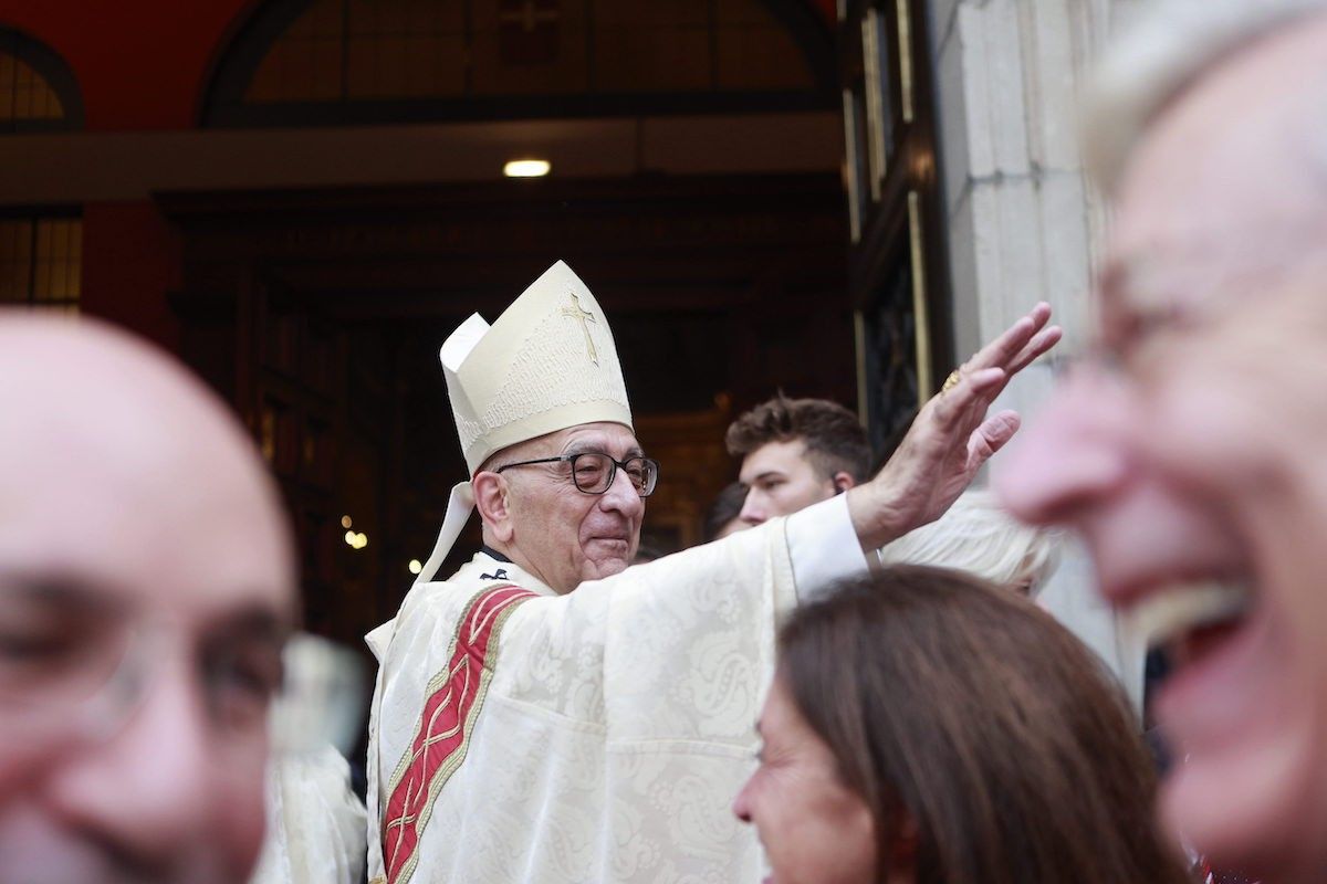 El cardenal arquebisbe  Omella, a la sortida d'una missa a la Mercè.
