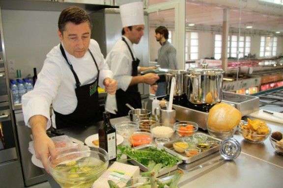 El cuiner gironí Joan Roca ha apadrinat aquest dijous la nova Aula Gastronòmica comprant productes al Mercat del Lleó i cuinant un arròs de tardor i un xai amb pa amb tomàquet al nou espai