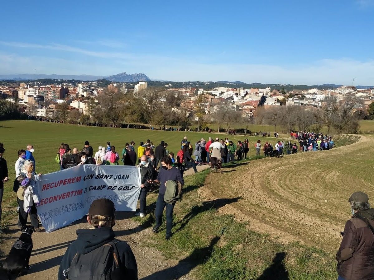La manifestació contra el camp de golf de Can Sant Joan