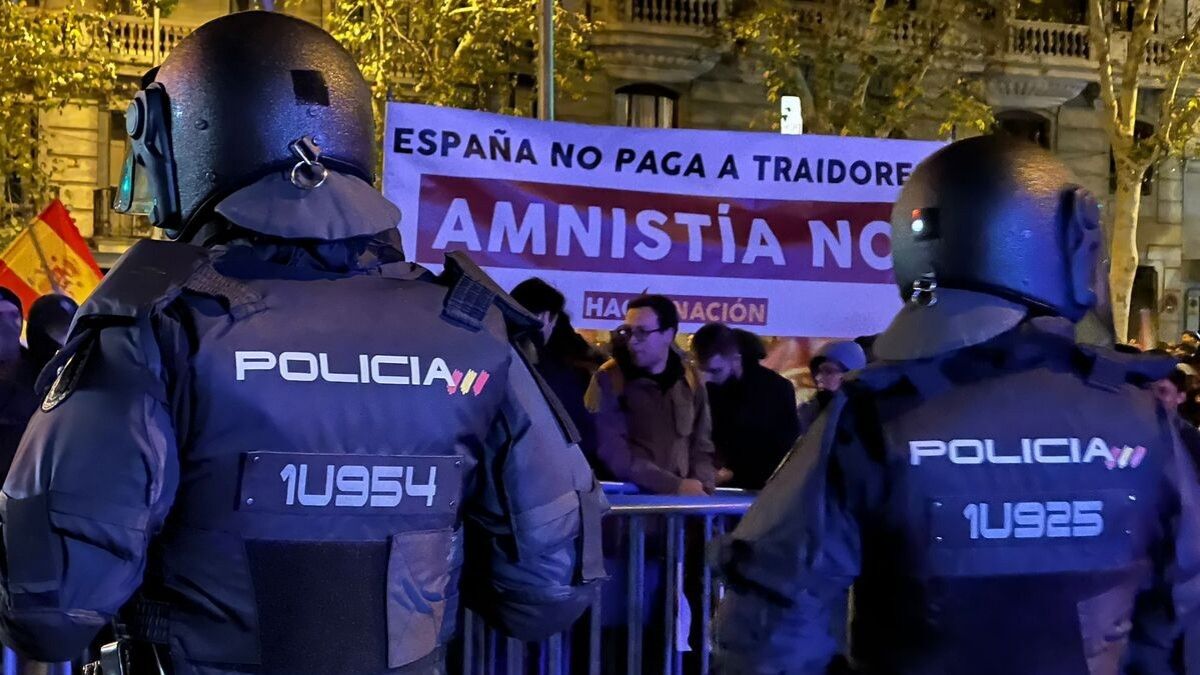 Dos agents de policia custodien la seu del PSOE a Madrid davant els manifestants