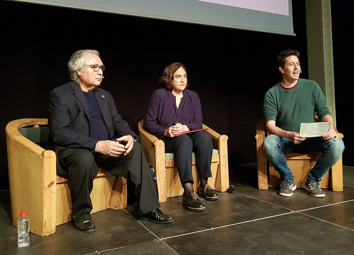 El sociòleg Manuel Castells, Ada Colau i Arnau Monterde (UOC)