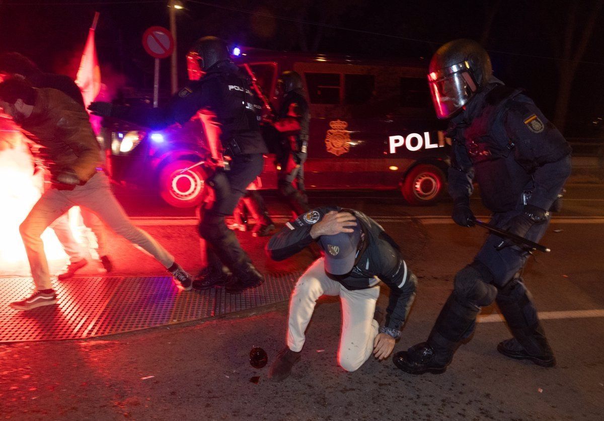 Els policies espanyols carregant a Ferraz