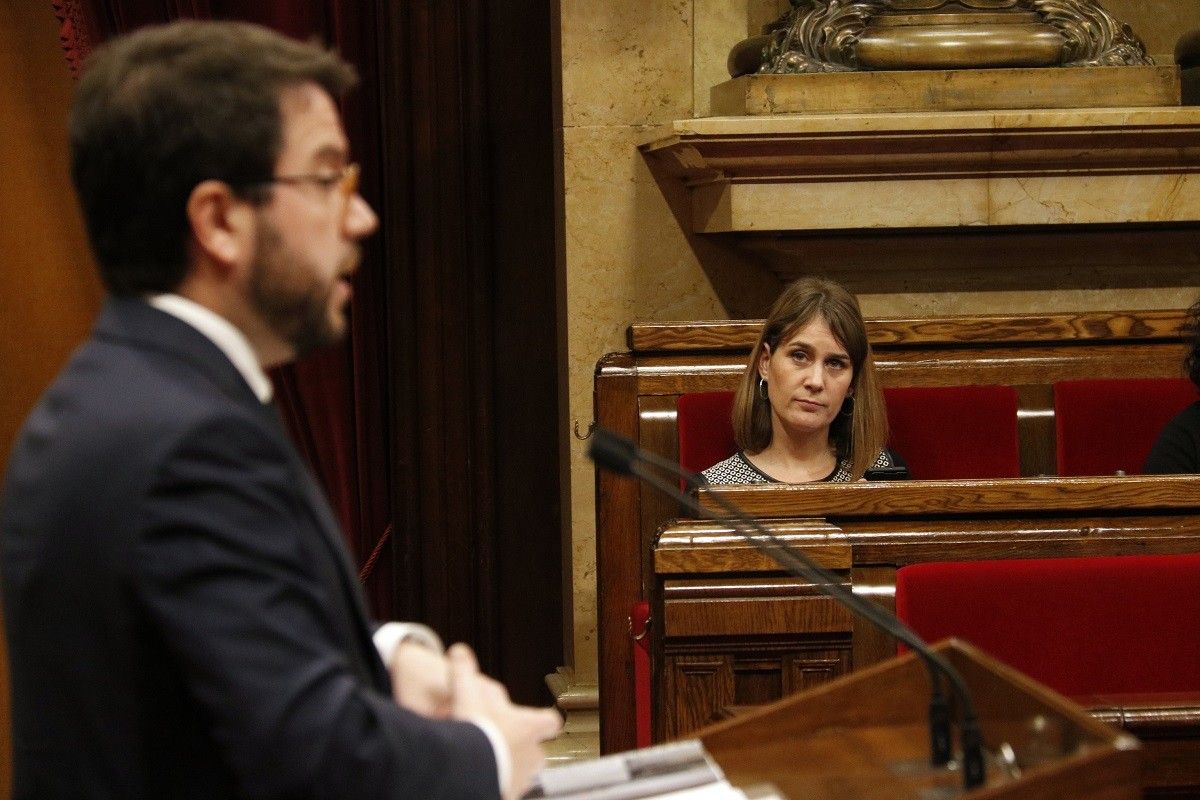 Pere Aragonès, en una intervenció al Parlament, amb Jéssica Albiach al fons.
