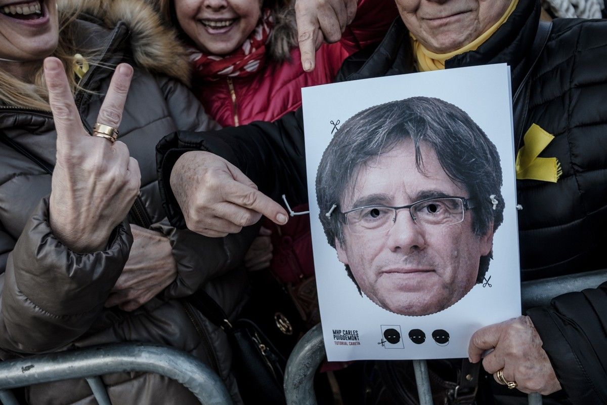 Manifestants amb una careta de Carles Puigdemont
