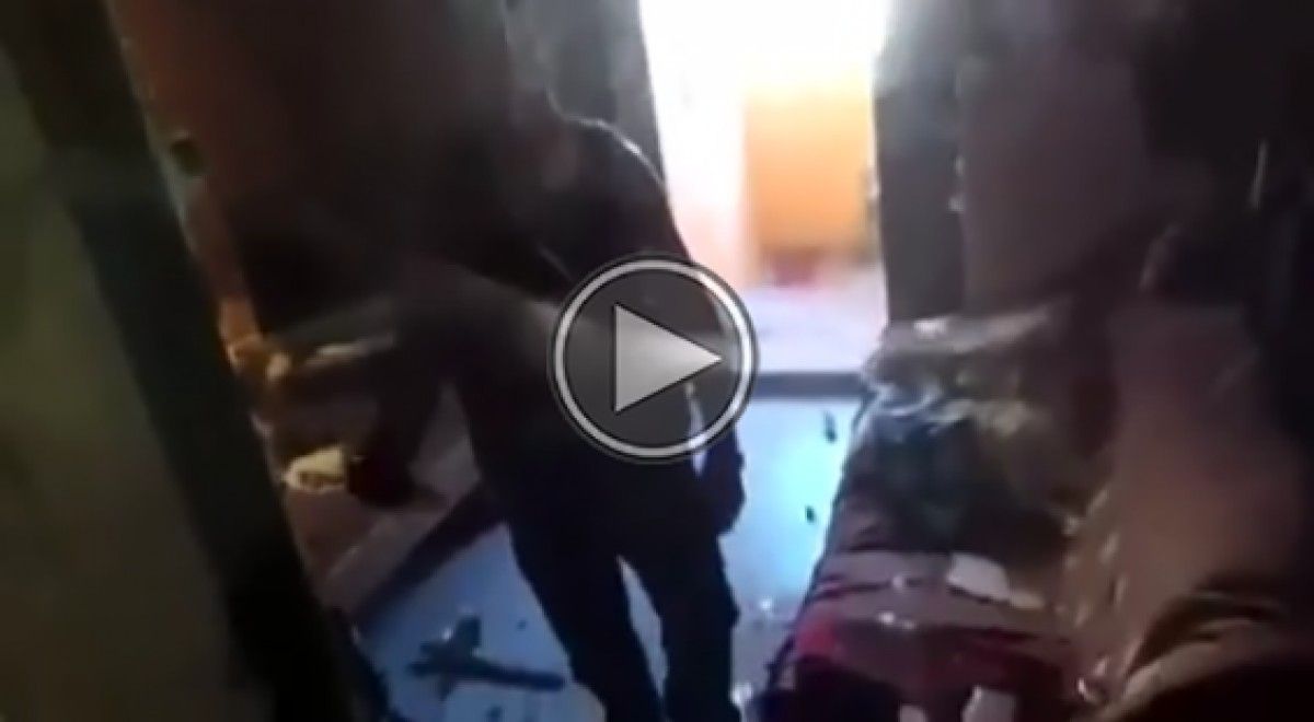 Vídeo de l'acció dels Mossos per reduir un veí agressiu