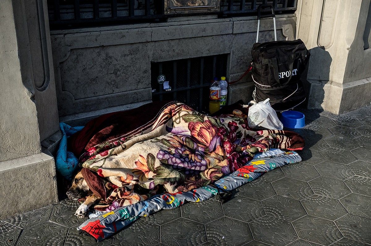 Un sensesostre dormint als carrers de barcelona