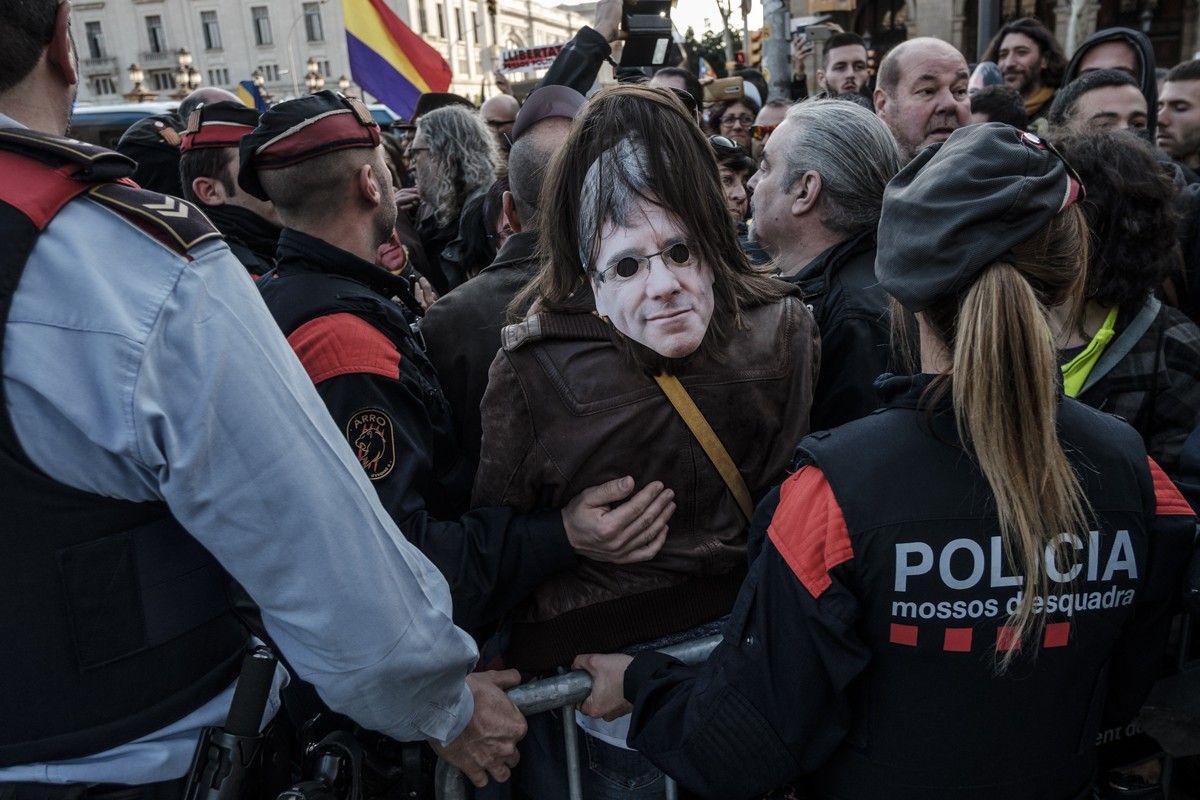 Un manifestant, amb la careta de suport a Carles Puigdemont, dimarts davant del Parlament