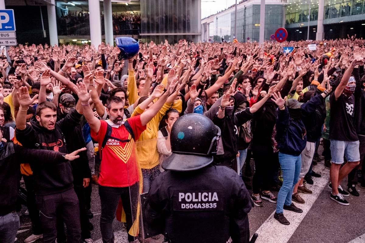 Manifestants en la protesta de Tsunami Democràtic a l'Aeroport del Prat