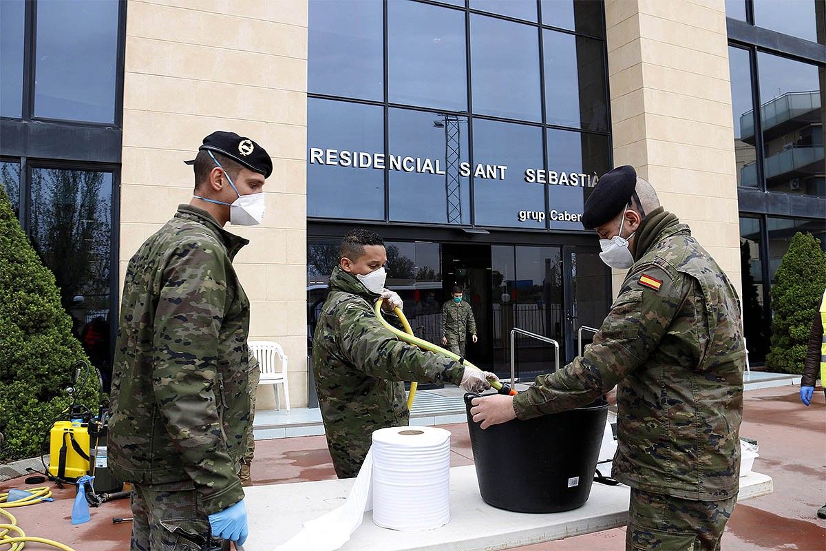 Efectius de l'exèrcit espanyol accedint a una residència per desinfectar-la. 