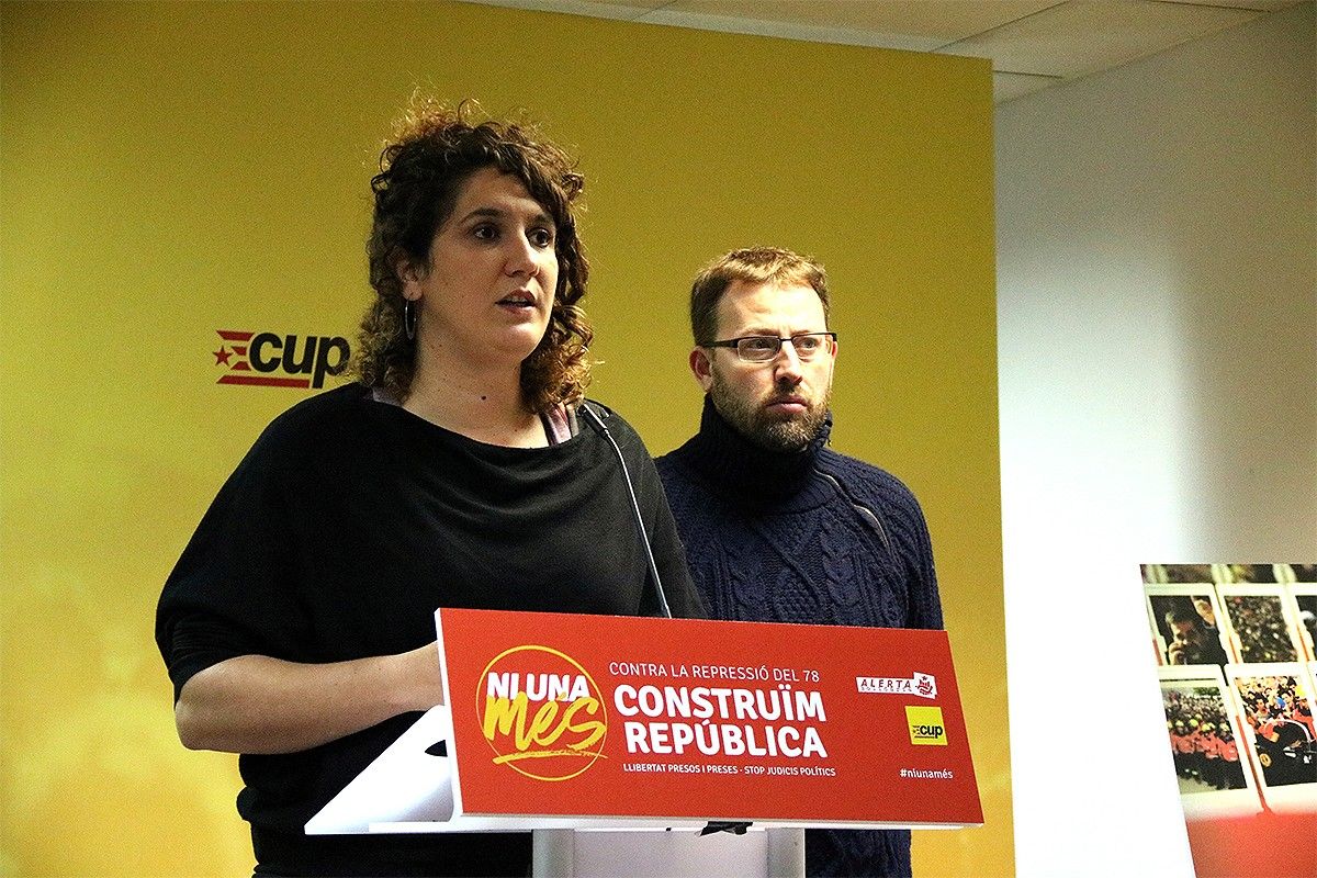 La portaveu de la CUP Núria Gibert i el diputat Vidal Aragonés, en la presentació de la campanya antirepressiva