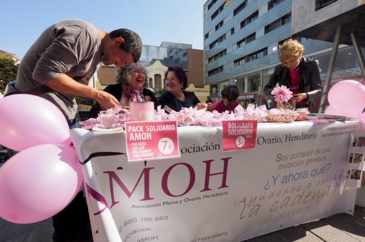 L'entitat amb la parada a Sabadell durant la celebració del Dia Mundial del Càncer de Mama