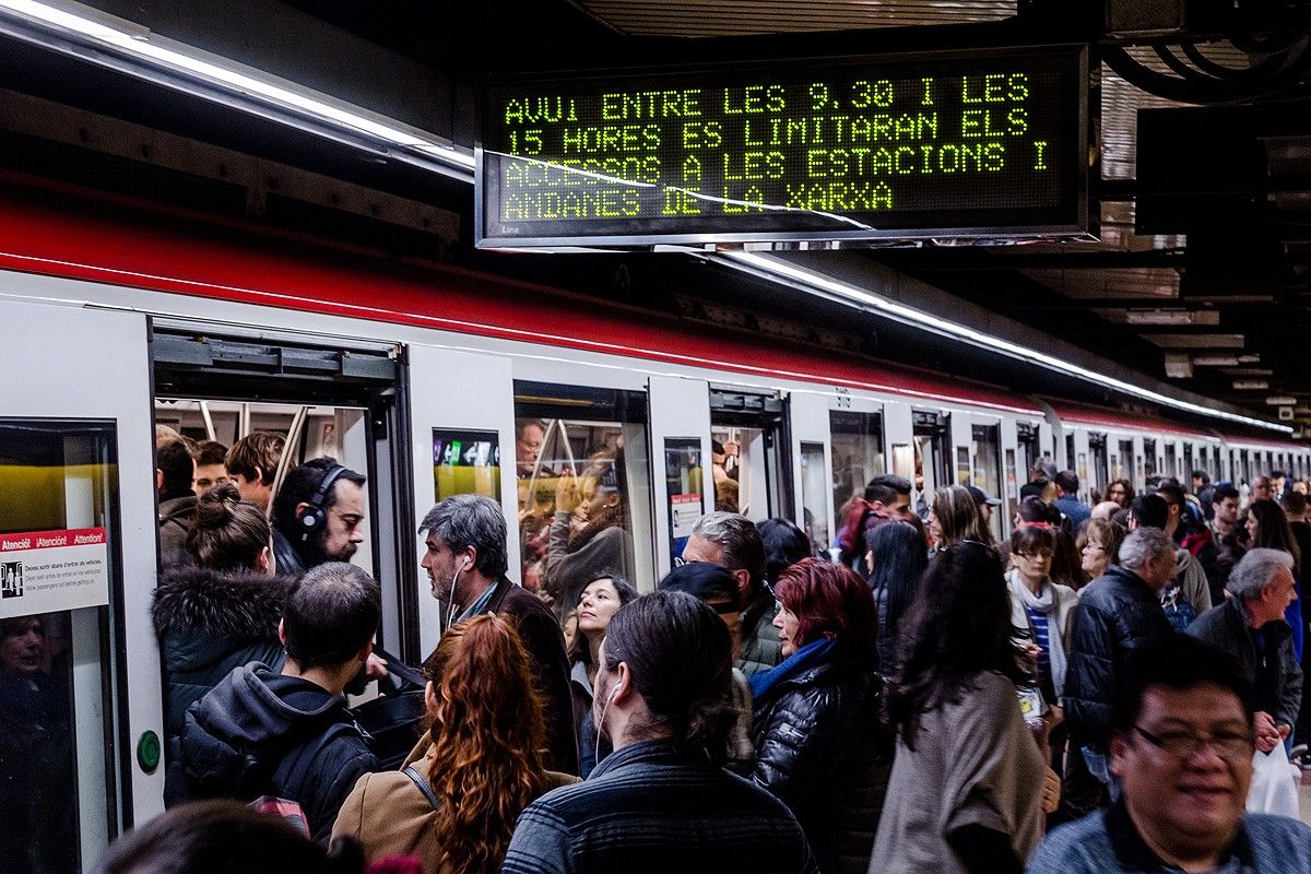 Una andana del metro de Barcelona, a vessar durant la vaga parcial 