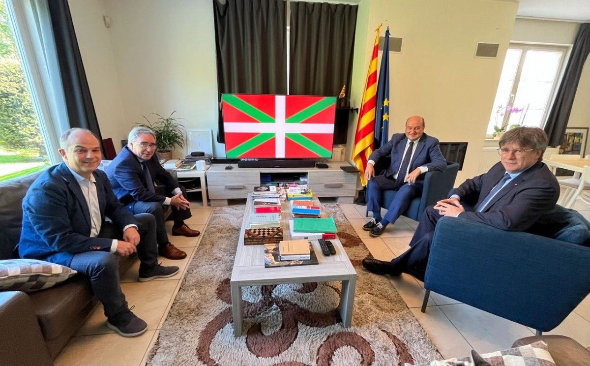 Carles Puigdemont i Jordi Turull, amb els dirigents del PNB.