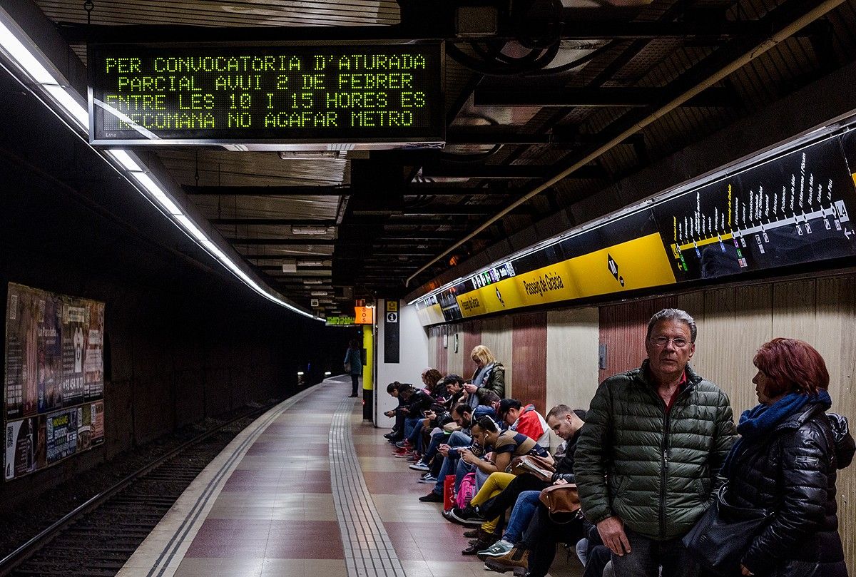 Panell informatiu de la jornada de vaga al metro d'aquest dimarts