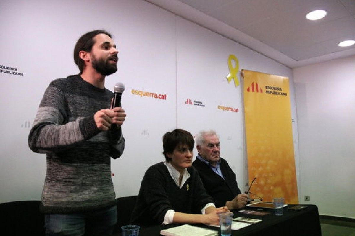 El diputat d'ERC, Gerard Gómez del Moral, junt a Eva Baró i Ernest Maragall, en l'assemblea de militants.