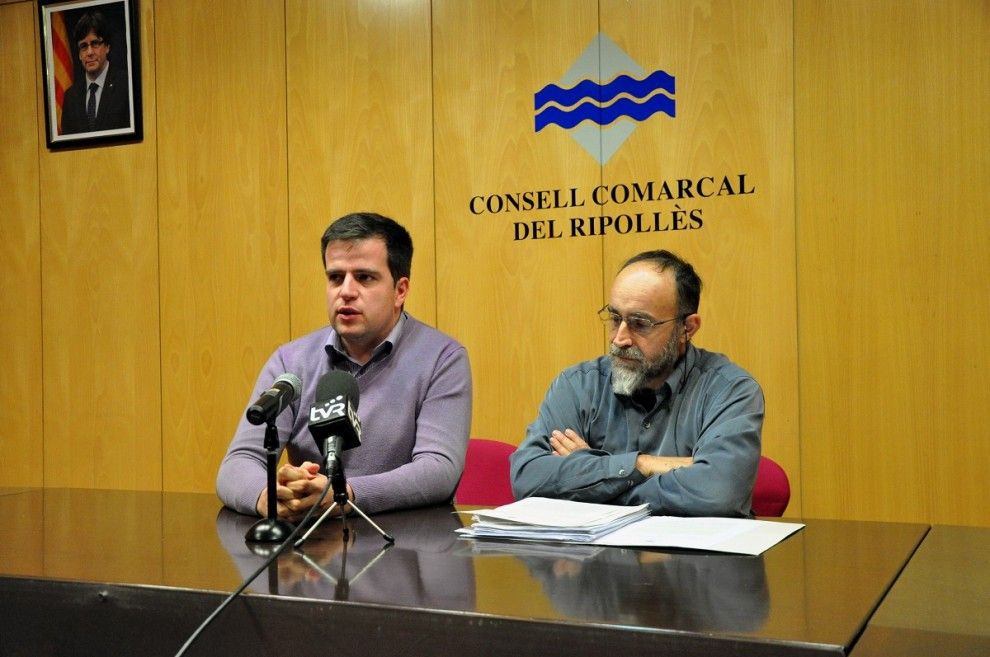 Joan  Manso (a l'esquerra) presenta el pressupost del 2017 del Consell Comarcal.