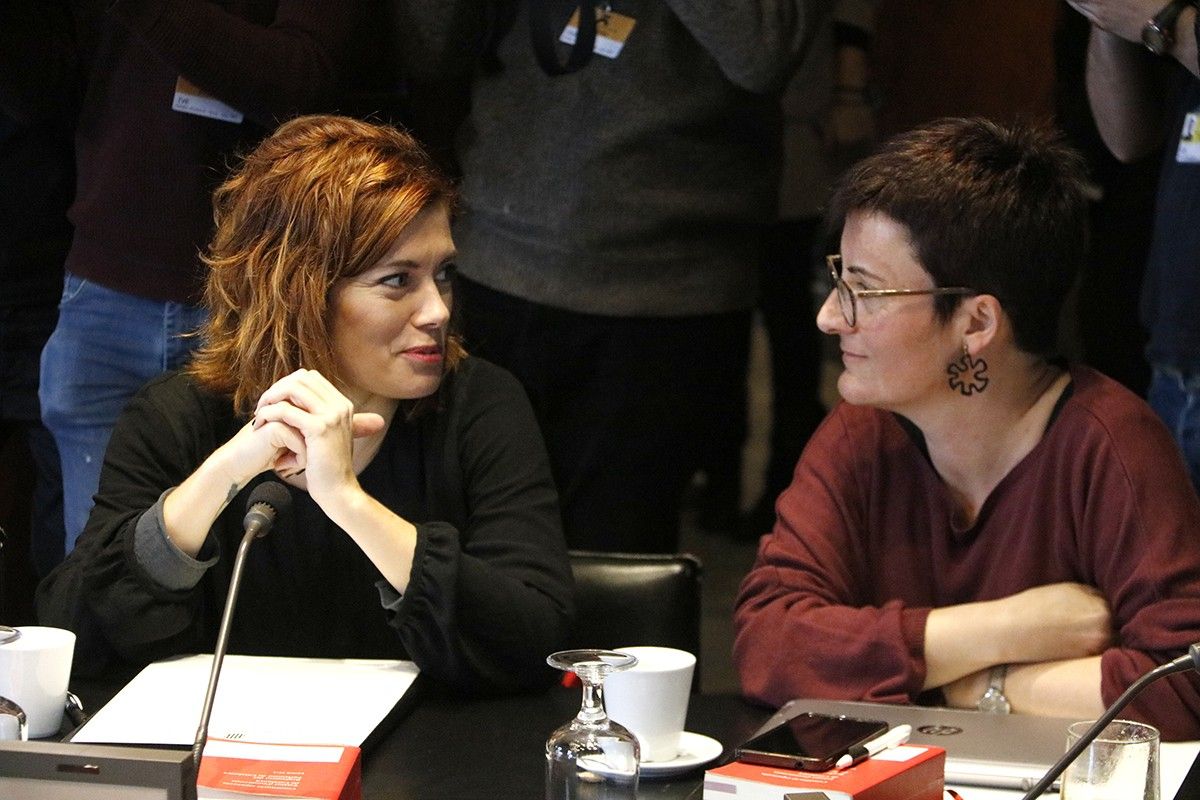 Elisenda Alamany i Marta Ribas, durant la reunió de la mesa del Parlament