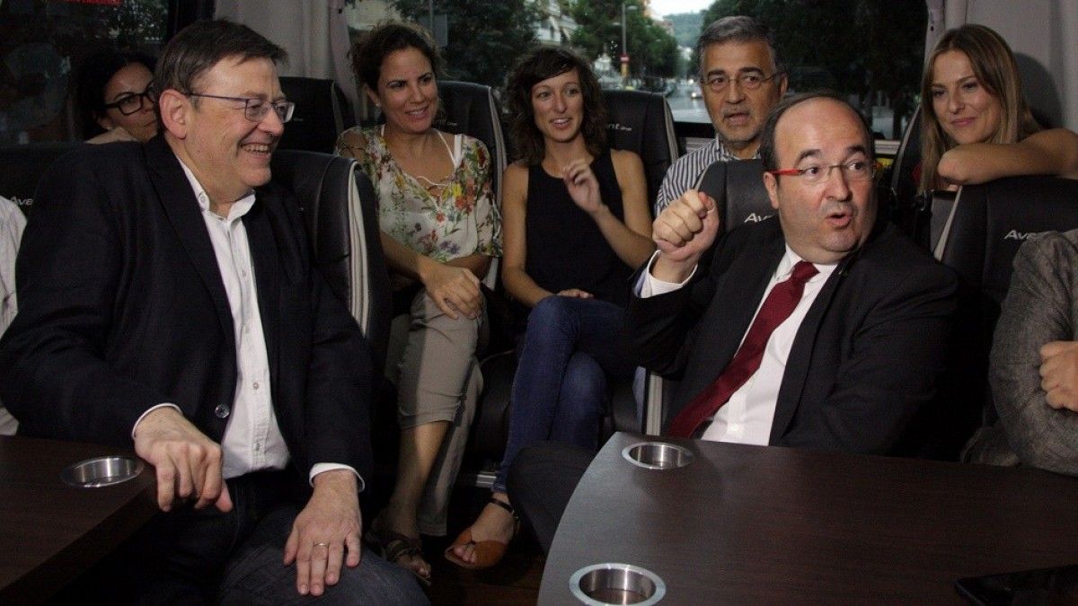 Ximo Puig i Miquel Iceta, a l'autocar dels periodistes de la darrera campanya