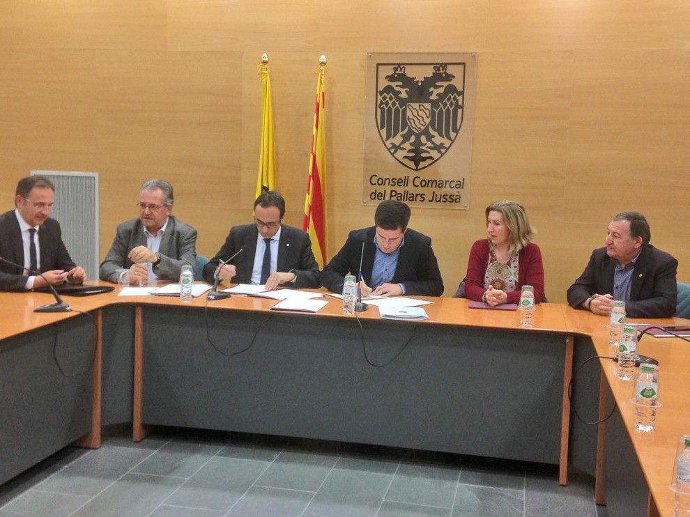El president del Consell Comarcal, Joan Manso, i el conseller de Territori i Sostenibilitat, Josep Rull, signant el conveni.
