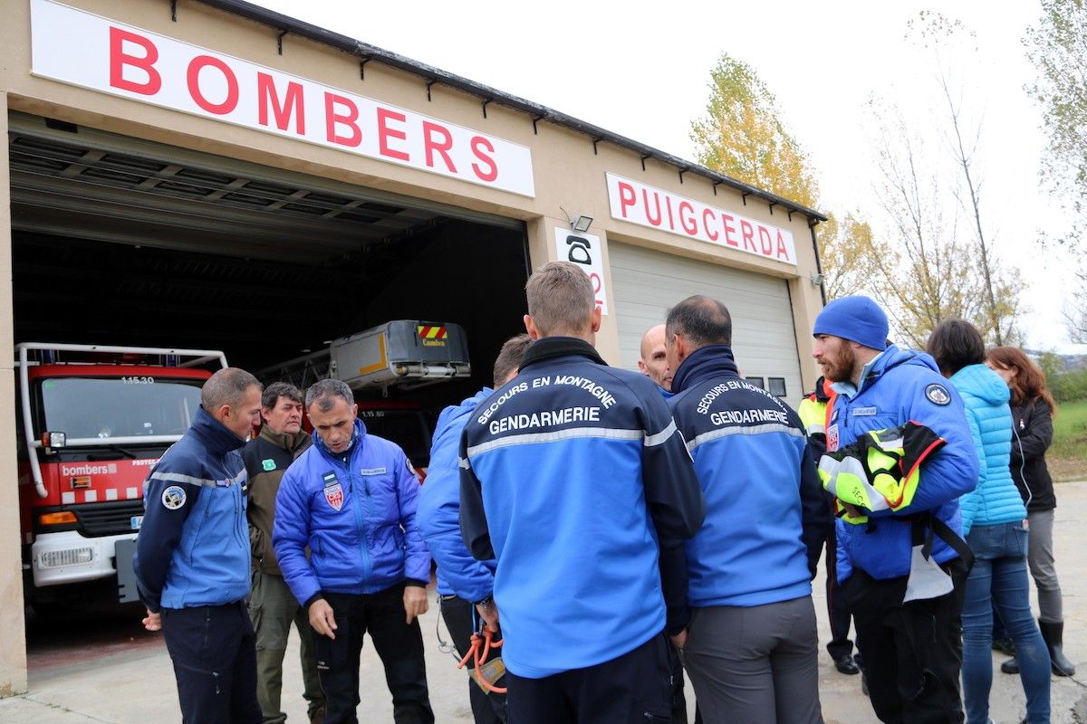 Membres de l'operatiu que s'havia instal·lat al Parc de Bombers de Puigcerdà
