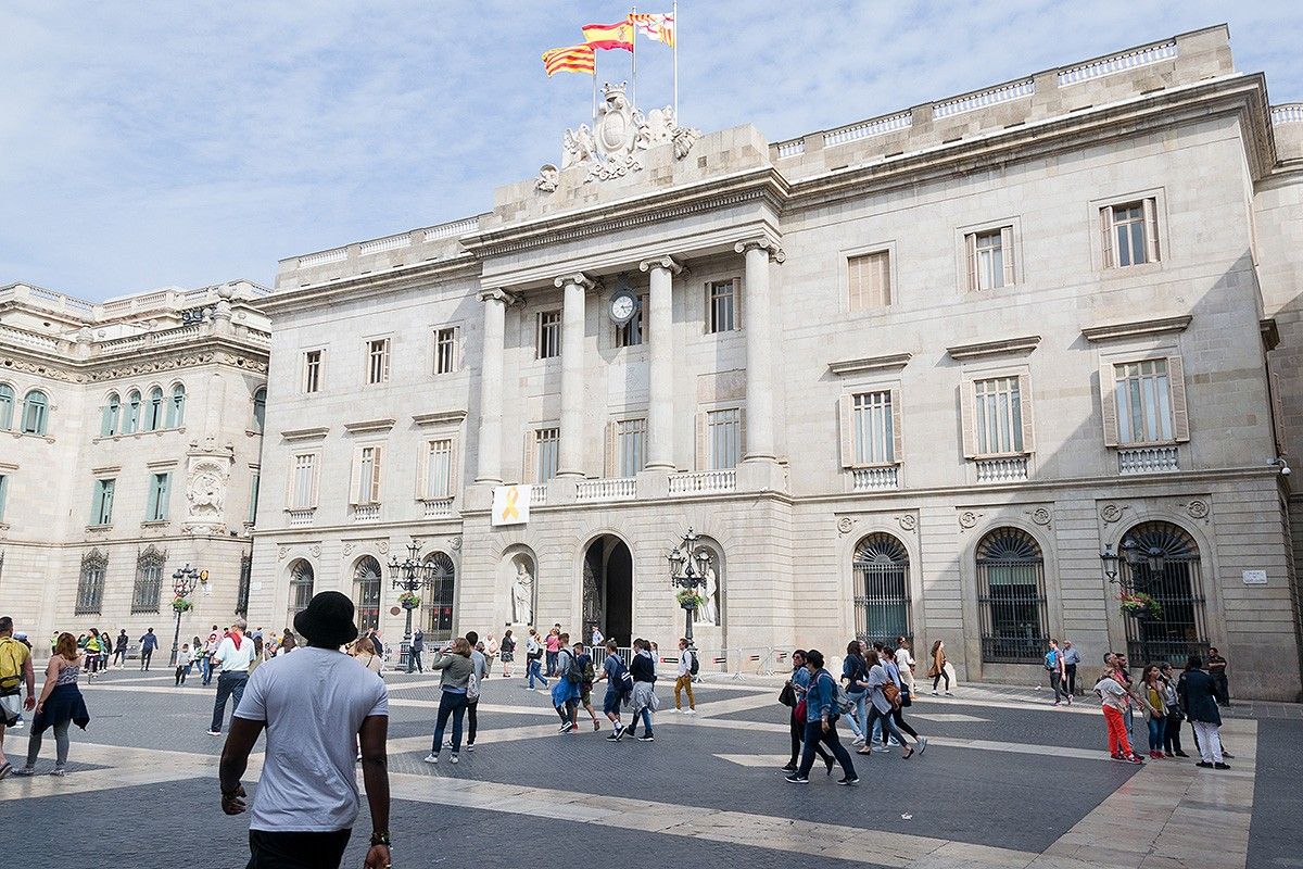 Façana de l'Ajuntament de Barcelona a la plaça Sant Jaume