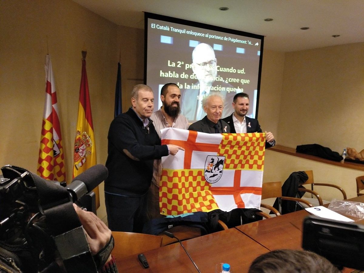 Albert Boadella, amb la bandera de Tabàrnia i altres impulsors