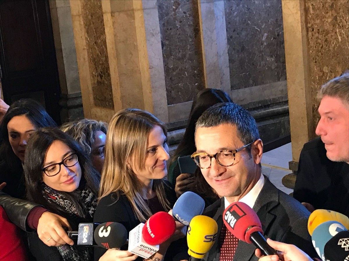 Jordi Terrades, diputat del PSC, atén els mitjans als passadissos del Parlament