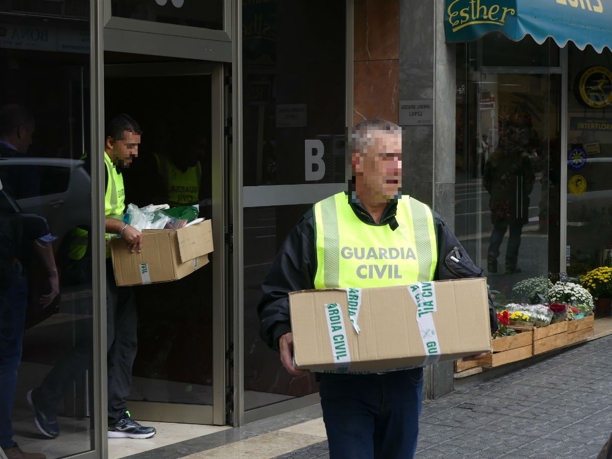 Agents de la Guàrdia Civil, amb caixes de documentació,   després de registrar un domicili a Tarragona 
