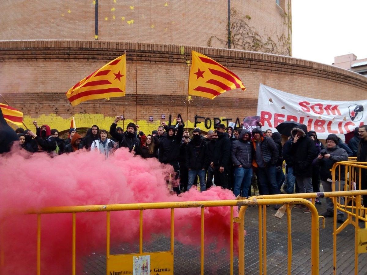 Imatge de l'ocupació del CDR de Girona a la subdelegació del govern de la ciutat 