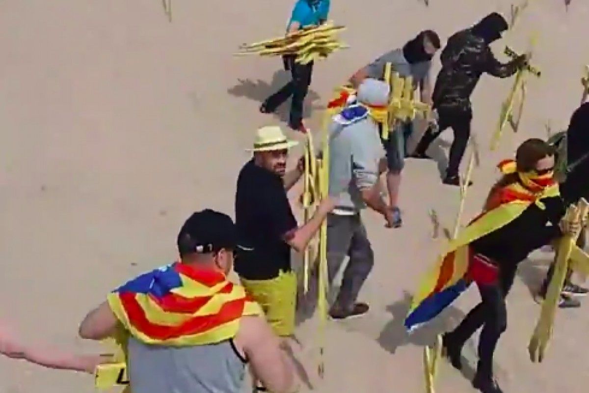 El grup d'unionistes radicals retirant les creus a la platja de Canet