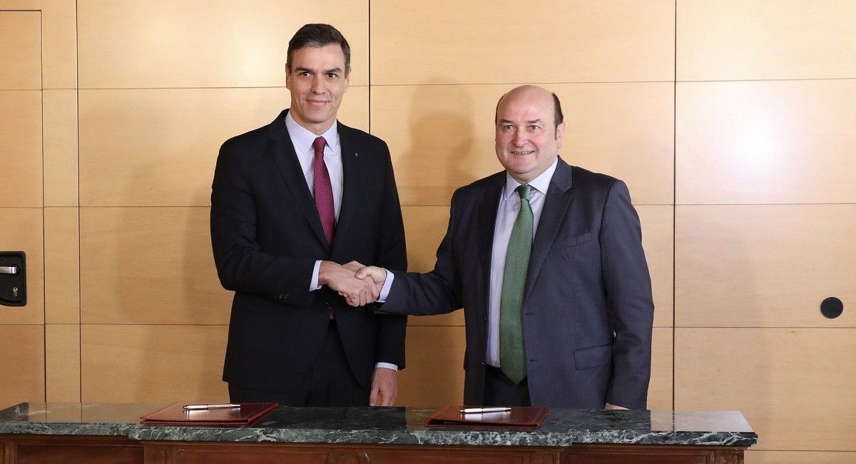 Pedro Sánchez i Andoni Ortuzar, firmant l'acord del 2019