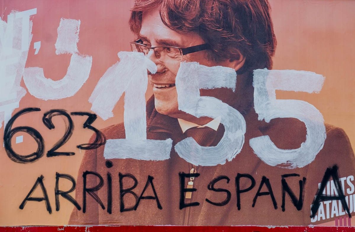 Pintada feixista en una tanca publicitària de Junts per Catalunya, a Montcada i Reixac