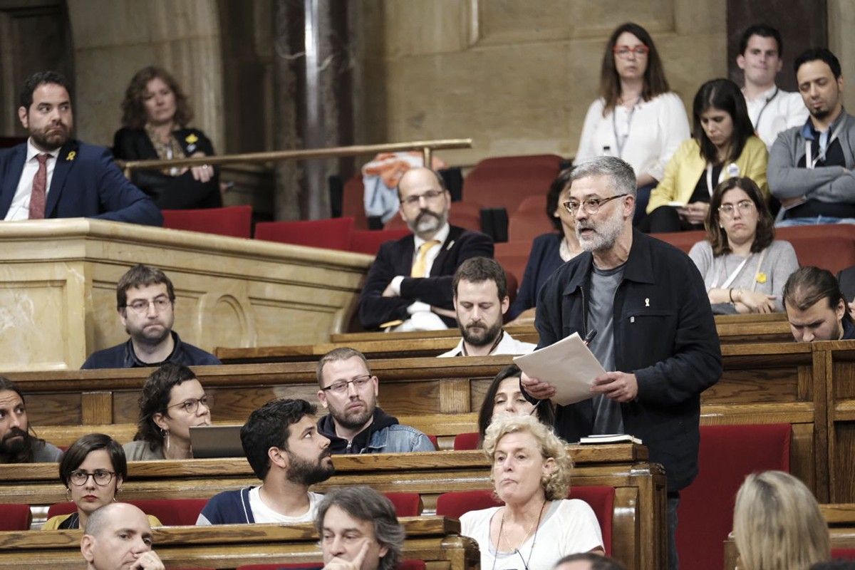 Carles Riera, al costat dels altres diputats de la CUP, durant el debat d'investidura de Quim Torra.