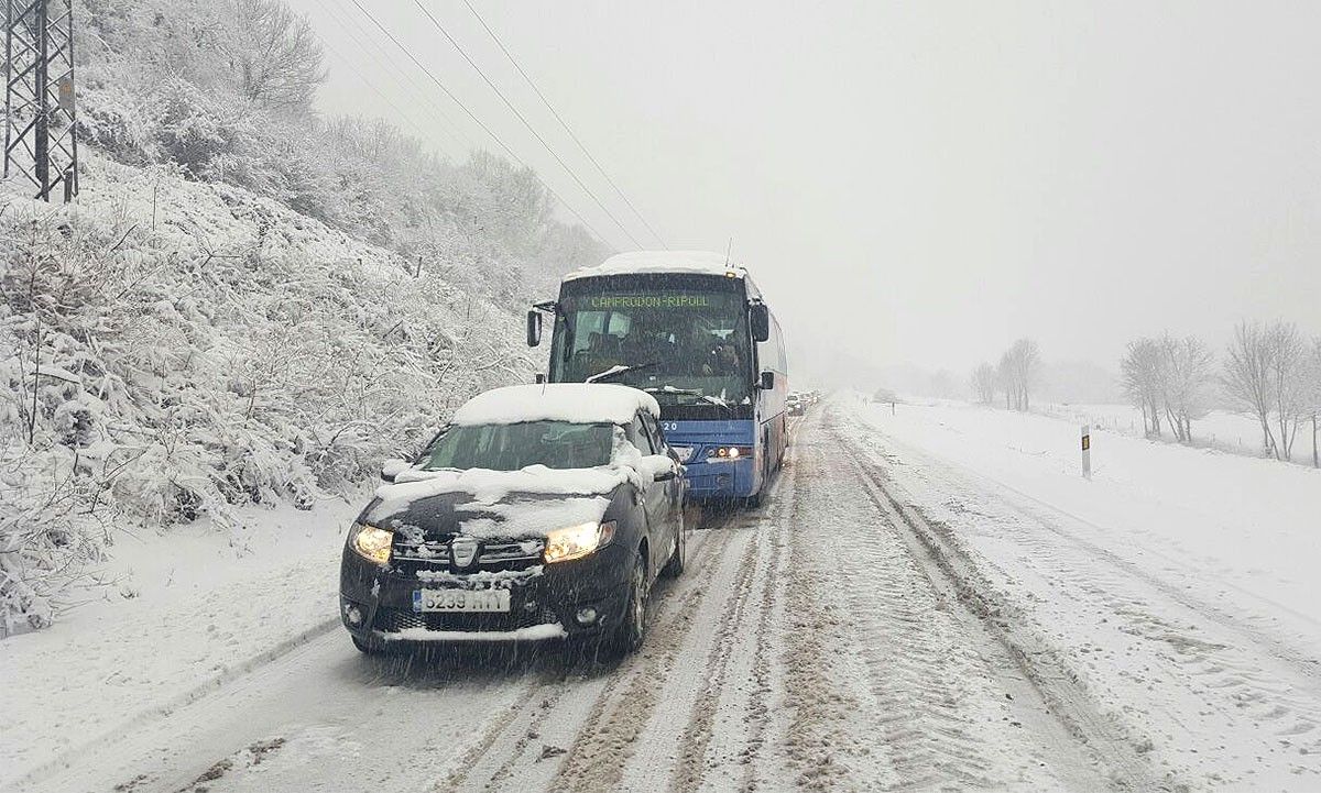 Intensa nevada a la N-260, entre el Ripollès i la Garrotxa