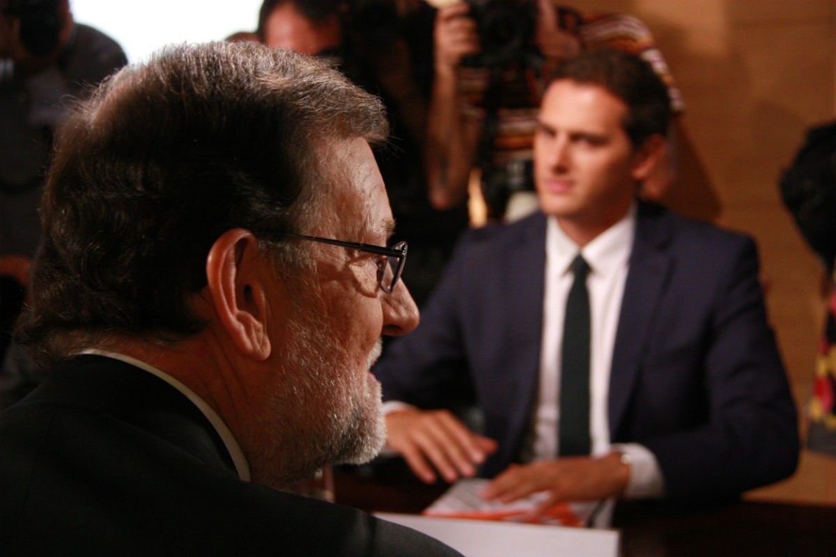 Mariano Rajoy, en una reunió amb Albert Rivera, al fons.