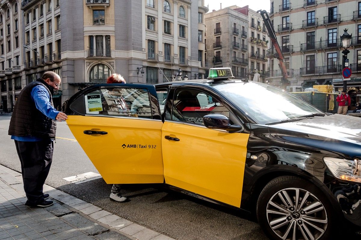 Una parella agafant un taxi a Via Laietana